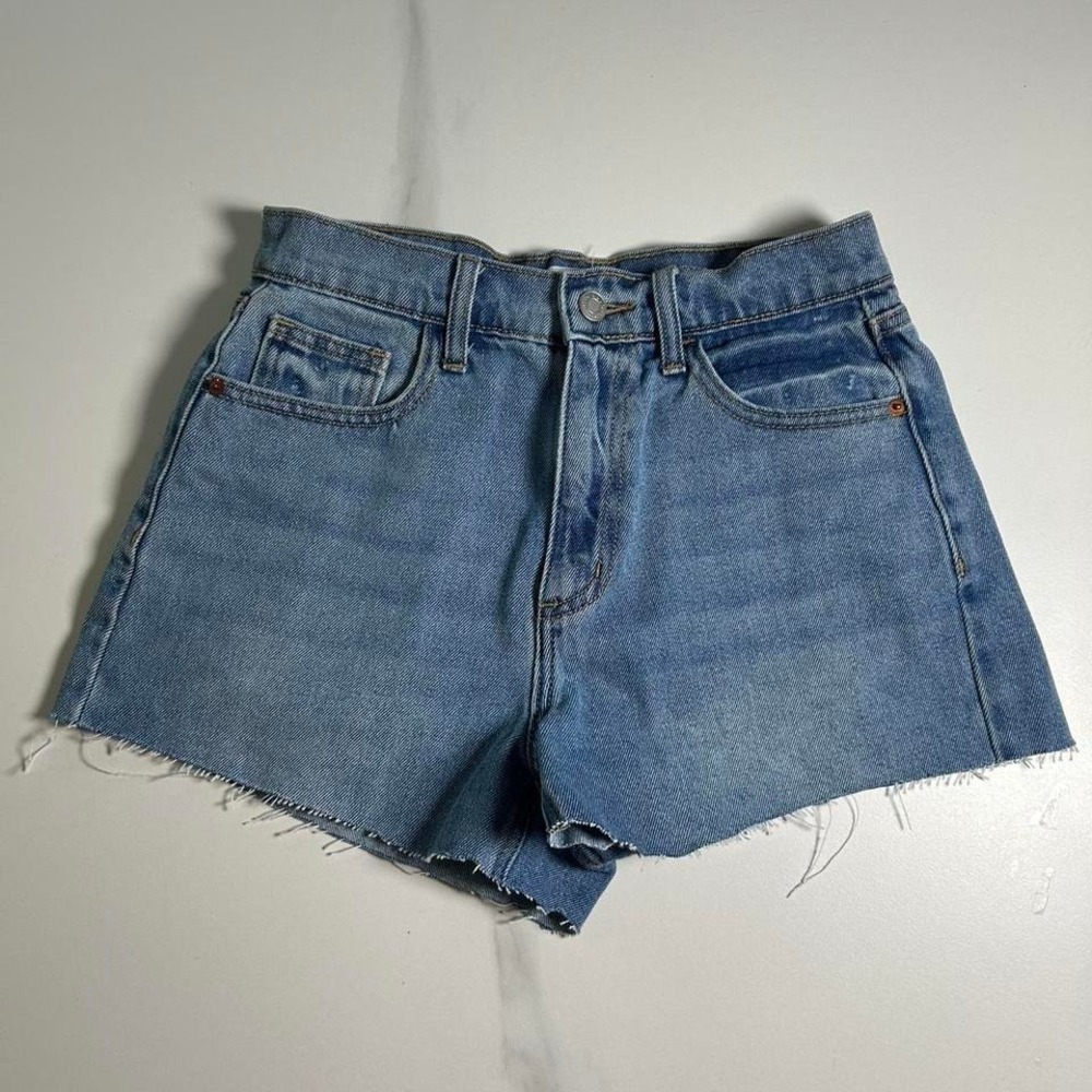 Vintage High-waisted denim shorts‎ with a raw hem